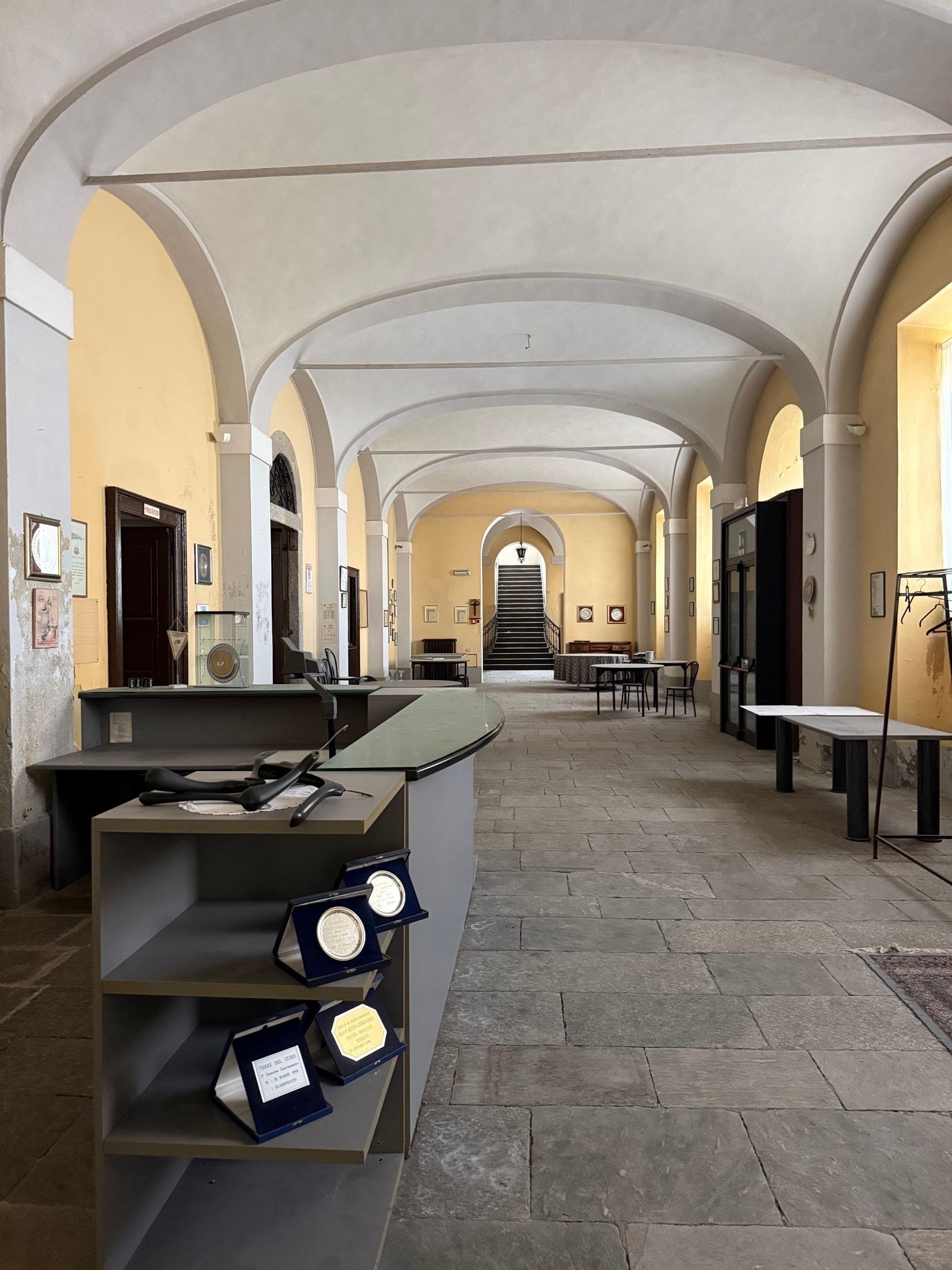 Treppenhaus mit Patina, Rissen und Schatten