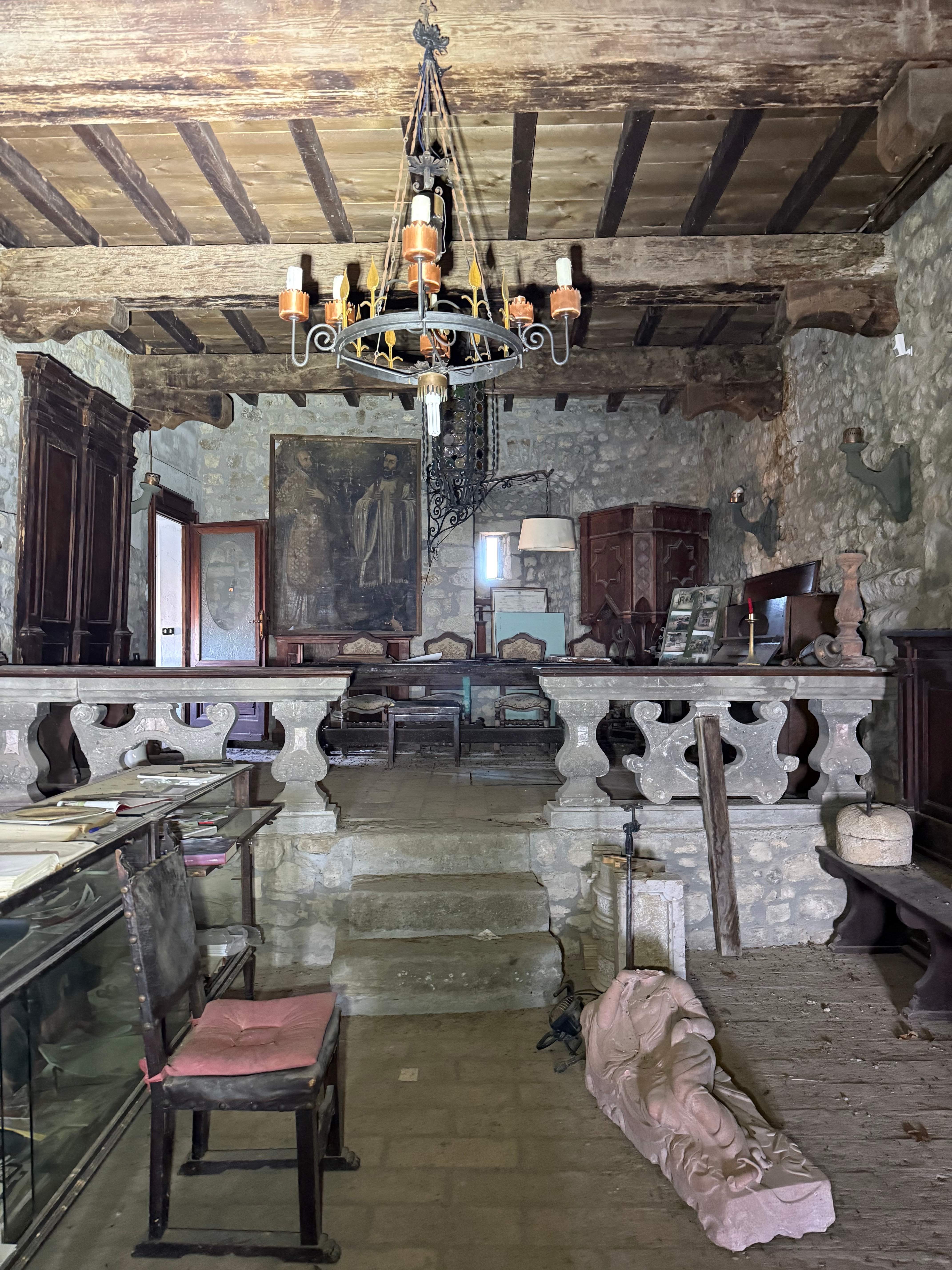 Mächtiger Innenraum mit Wehrarchitektur und altem Gemäuer