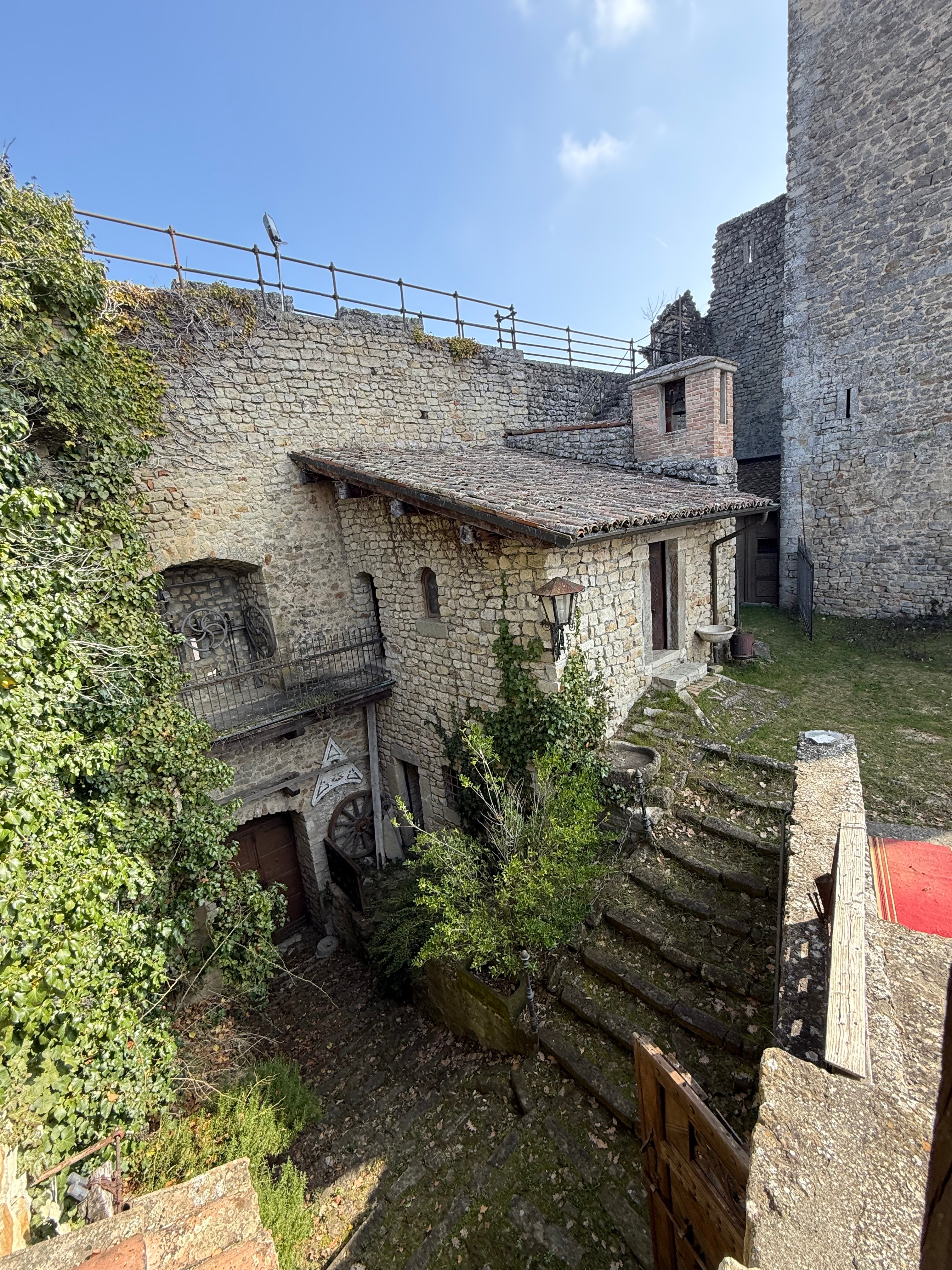 Steinerner Raum der Burg mit religiösen Spuren und alten Bänken